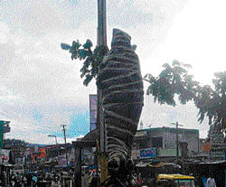 Statue of Alangur Srinivas in Mulbagal, awaits inauguration. DH Photo