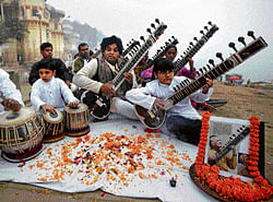 for the master: Members of Vande Mataram music society play sitars during a function to  offer tributes to legendary sitar player Ravi Shankar on the banks of the Ganges, in Varanasi on Thursday. AP