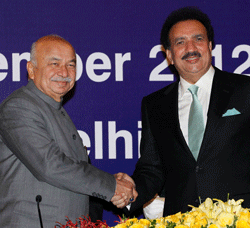 Indian Home Minister Sushil Kumar Shinde (L) shakes hands with Pakistan's Interior Minister Rehman Malik before their bilateral meeting in New Delhi December 14, 2012. Malik visited New Delhi to ratify a new visa agreement easing travel restrictions between India and Pakistan. REUTERS