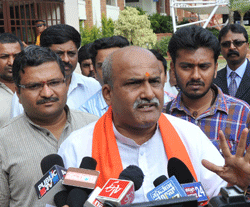 President of Sreeram Sene Pramod Muthalik addressing media after given memoramdum to secreatry of KSCA to cancel Indo-Pakistan cricket tournament which is to be held on December 25th in Bangalore. DH photo