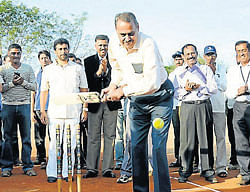 Inspiring pitch: Former international cricketer B&#8200;S&#8200;Chandrashekar inaugurates the Corporate Unified Premier League, CUPL&#8200;2012 at the SJCE grounds in Mysore on Wednesday. MUDA&#8200;chairman L&#8200;Nagendra, SP&#8200;R&#8200;Dileep, Rotary Mysore Midtownd president R&#8200;S&#8200;Vishwanath and others are seen. DH&#8200;PHOTO