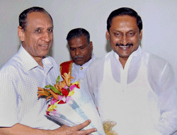 Andhra Pradesh Governor E S L Narasimhan and Chief Minister N Kiran Kumar Reddy. File Photo