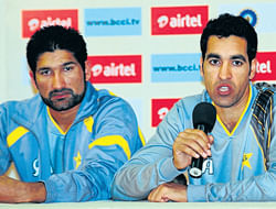 PRAISING&#8200;THE&#8200;MASTER Pakistan cricketers Sohail Tanvir (left) and Umar Gul during a press meet at the Chinnaswamy stadium in Banglalore on Sunday. DH PHOTO