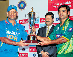 ALL SMILES: Indian skipper MS Dhoni and his Pakistani counterpart Mohammad Hafeez after unveiling the Twenty20  trophy in Bangalore on Sunday. DH PHOTO/ SATISH BADIGER