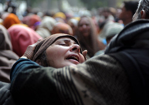 A relative of policeman Subash Tomar mourns during his funeral in New Delhi on December 25, 2012. Tomar, a 47-year-old constable Indian policeman who was injured in clashes during a protest over a gang-rape in New Delhi has died. Tomar, a 47-year-old constable deployed at the India Gate monument on December 23 to control the protests, was beaten up by a mob and rushed to hospital by the police. AFP PHOTO/SAJJAD HUSSAIN
