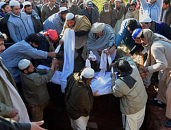 Pakistani tribesmen bury a soldier during a funeral ceremony in Darra Adam Khel on December 30, 2012, after he was kidnapped and killed by Taliban militants. Taliban militants have shot dead 21 Pakistani soldiers who they had kidnapped in raids on two camps outside Peshawar in the troubled northwest of the country, officials said. AFP