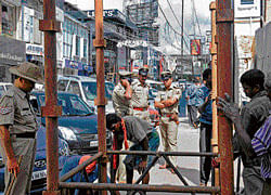 Police install a watch tower at Brigade Road on Sunday  to ensure safety of New Year revellers. dh Photo