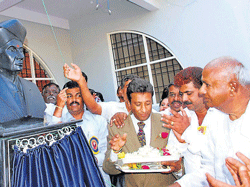 floral tributes: Ex-prime minister H D Deve Gowda inaugurates the district unit of civil engineers and Vastu experts association in Hassan on Sunday . DH Photo