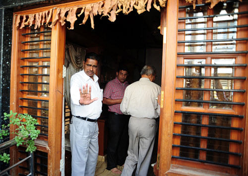 File photo - Lokayuktha officials inspecting the residence of Deputy Chief Minister K S Eshwarappa in Bangalore. DH Photo