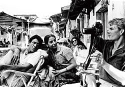 Candid Om Puri, Shabana and Patrick Swayze during the shooting of Roland Joffes City of Joy
