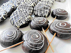 Tempting Cake pops and chocolate cookies.