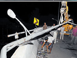 A pedestrian was killed when an electric pole fell  on him after a bus hit the  parapet of the Hosur Road  Elevated Tollway. DH Photo/ Kishor Kumar Bolar