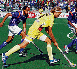 in control: Ranchi Rhinos Floris Evers (centre) attempts to dribble past Nitin&#8200;Thimmaiah (right) of UP Wizards during their Hockey India League match on&#8200;Sunday. pti