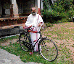 ON THE ROAD Seshadri Dixit with his faithful bicycle. (Photo by Lakshmi Sharath)