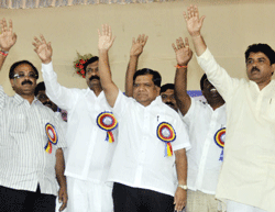Health Minister Aravind Limbavali, Labour Minister Bachche Gowda, Chief Minister Jagadish Shettar, KMF President G Somashekar Reddy and DCM R Ashok at the inauguration of Milk producers convention at Palace Ground organized by Bangalore Dt / Rural and Ramanagar District Copoperative Milk producers Union Limited in Bangalore on Sunday. DH photo