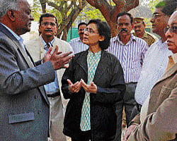 suggestions galore: BBMP Commissioner Siddaiah discusses the garbage situation with Britannia MD Vinita Bali, IIM-B Director Prof Pankaj Chandra (second from left), FKCCI Civic Affairs Committee chairperson S Ejaz Ahmed Sait (extreme right) and others during a garbage trail organised by Bangalore Connect and BBMP, on Thursday. DH Photo