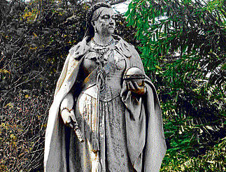 Standing tall Bangalores statue of Victoria is a copy of an earlier one that sculptor Brock had made for his home town of Worcester, England. (DH File photo)