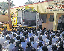 Cleanliness Lesson: Awareness session on cleanliness being held using Nairmalya Vahini vehicle at Keragalli government high school, near Mysore on Monday.  DH PHOTO