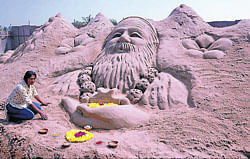 Artist Gowri seen with the sand sculpture of Sri Shivarathreeshwara Shivayogi at Suttur, Nanjangud taluk, Mysore. dh photo