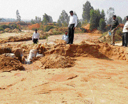 Inspection: A team led by Devanahalli tahsildar N C Venkataraju inspects a sand mine in  Devanahalli. DH Photo