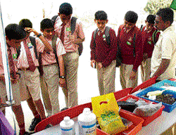 Students look at various exhibits at the Wake Up, Clean Up Bengaluru, on Thursday. DH Photo