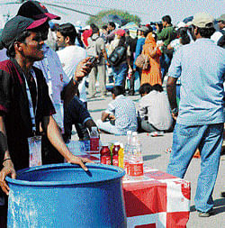 Despite the ban, vendors selling soft drinks and other food items made a brisk business at the tarmac and the visitors dumped the food waste there itself. DH photo