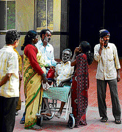 helpless: The distraught family of a patient stands clueless in front of KC&#8200;General Hospital as medical staff are on a strike. dh photo