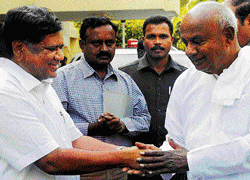 all for water: Chief Minister Jagadish Shettar greets JD(S) supremo H D Deve Gowda  before a meeting on the Cauvery award, in&#8200;Bangalore on Monday. Dh photo