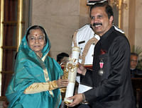 Padma Shri Dr Moopen receiving  the honour from President Pratibha Patil.  Image from http://www.dmhealthcareindia.com/images/aw_1.jpg