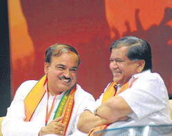 BJP National General Secretary Ananth Kumar shares a light moment with Chief Minister Jagadish Shettar at the partys day-long meeting in Bangalore on Saturday. DH PHOTO