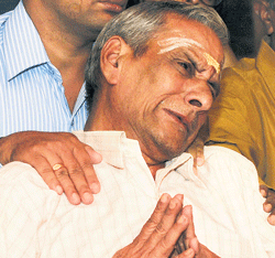 Agony unlimited : A V Subramaniam, father of Rajesh Subramaniam who was killed in the Carlton Towers fire, breaks down at a meeting organised to mark the third anniversary of the tragedy in the City on Saturday. dh Photo
