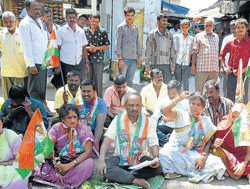 Dissent: Congress workers denied tickets to contest MCC&#8200;polls, stage a protest in front of City Congress office in Mysore on Sunday. dh photo