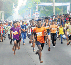 Athletes speed up as the finish line approaches at Nitte Celebration Mangalore - Half and 10 kilometre marathon' held in Mangalore on&#8200;Sunday. DH Photos