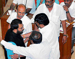 Ruling BJP members urge K Chandrashekar of Congress, who staged a dharna during the monthly BBMP Council meeting on Wednesday, to return to his seat. DH Photo