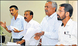 Madikeri CMC Members Muneer Ahmed, T M Ayyappa, Abdul Raza and Chummi Devaiah engaged in war of words at the CMC general body meeting in Madikeri on Thursday. DH photo