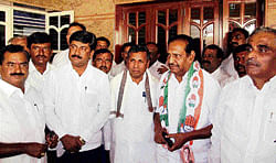 Welcome back: Former legislator A Nagaraju (R), who joined the Congress during a district-level party meeting at Malur on Friday, is seen with Union Minister K H Muniyappa and  district Congress leader Anil Kumar. dh photo