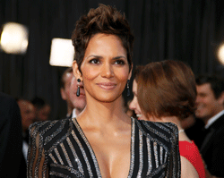 Oscars presenter, actress Halle Berry arrives at the 85th Academy Awards in Hollywood, California February 24, 2013. REUTERS