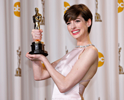 Anne Hathaway holds her Oscar for winning Best Supporting Actress for her role in 'Les Miserables' at the 85th Academy Awards in Hollywood, California February 24, 2013. REUTERS