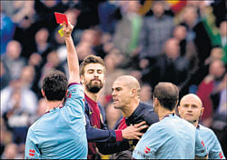 Barca goalkeeper Victor Valdes (centre) recei-ves the marching orders for protesting against referee Perez Lasas decision not to award a penalty against Real. REUTERS