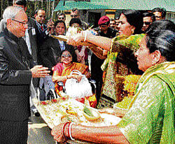 Pranab makes nostalgic trip  to in-laws' ancestral home
