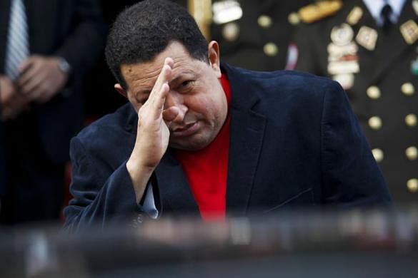 Venezuela's President Hugo Chavez salutes Brazil's Foreign Minister Antonio Patriota as he leaves in a car after their meeting at the Miraflores Palace in Caracas November 1, 2012.  REUTERS photo