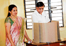 support: Chief Minister Jagadish Shettar, with wife Shilpa, casts his vote for the HDMC elections in Hubli on Thursday.  Dh photo
