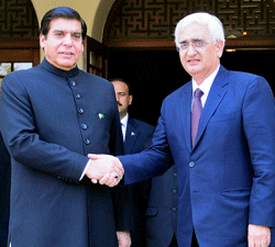 Pakistan's Prime Minister Raja Pervez Ashraf (L) shakes hands with India's Foreign Minister Salman Khurshid during a photo opportunity in Jaipur, the capital of India's desert state of Rajasthan, March 9, 2013. Ashraf is in India to visit the shrine of Sufi saint Khwaja Moinuddin Chishti in Ajmer on Saturday. REUTERS