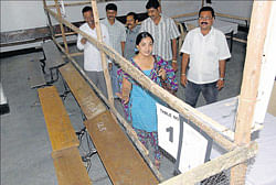 Tahasildar Veena pays a visit to poll counting centre at STJ College in Chikmagalur city on Sunday. dh photo