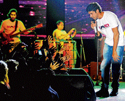 Grooving: Farhan Akhtar interacting with the audience.