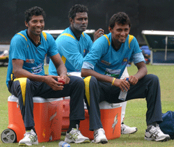 Sri Lanka's cricket captain Angelo Mathews (C), teammate Chanaka Welegedara (L), and Suranga Lakmal (R) take a rest during a practise session at the R. Premadasa Cricket Stadium in Colombo on March 15, 2013. Favourites Sri Lanka will be desperate to deliver when they clash with a buoyant Bangladesh in the second and final Test starting in Colombo on Saturday. AFP PHOTO