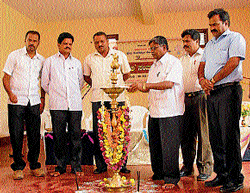 DIET Principal Basave Gowda inaugurates a discussion on Nali Kali held at Chikmagalur on Saturday. dh photo