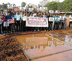 for a cause Former and present athletes protest at the Kittur Rani Chennamma Stadium in Jayanagar. DH&#8200;PHOTO