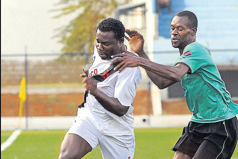 Wait baba: Hindustan FCs Onyegbule Chukwu (right) tries to check Vascos Babatunde in the I League Second Division match in Bangalore on Sunday. DH PHOTO/ Kishor kumar bolar