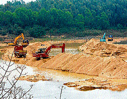 Over Exploitation: Lorries line up for loading of sand on Hemavathi river-bed. DH PHOTOS